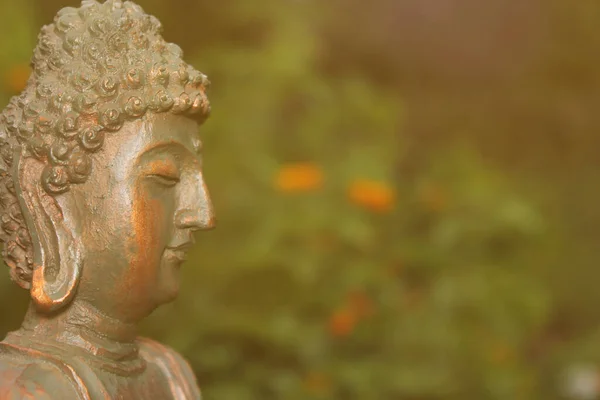 Buddha Staty Trädgården Med Suddiga Blommor Bakgrund — Stockfoto