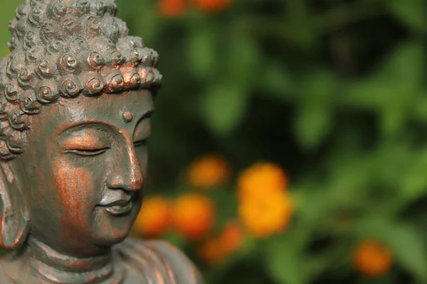 Statue Bouddha Dans Jardin Avec Fond Fleurs Floues — Photo