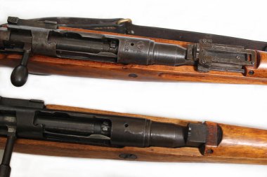 2. Dünya Savaşı 'ndan kalma Japon Arisaka tüfeklerinin iki versiyonu. Biri İmparatorluk Anne 'si çıkarılmış, diğeri de sağlam kasımpatı ile.