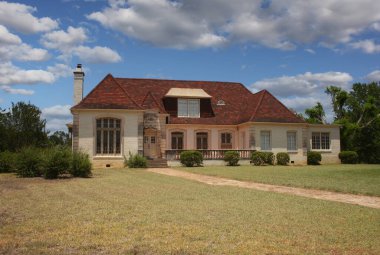 Terk Edilmiş Mavi Gök ve Bulutlu Tarihi Tuğla Evi