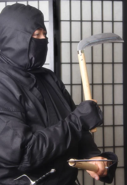 Ασιάτης Που Φοράει Στολή Ninja Και Κρατάει Όπλα — Φωτογραφία Αρχείου