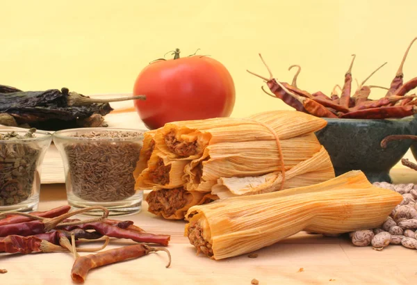 Tamales Con Ajo Frijoles Tomate Con Fondo Amarillo —  Fotos de Stock