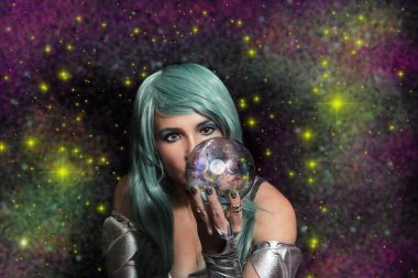 Mavi saçlı ve kristal küreli medyum.