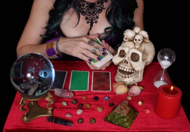 Kristal küreli ve tarot kartlı kadın medyum, sığ DOF