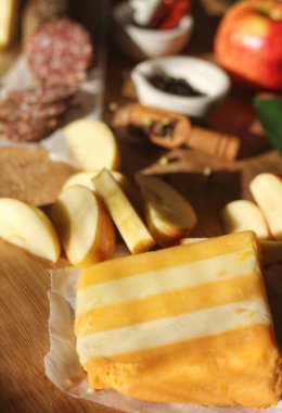 Doğal Işıklı Kırsal Mutfak 'ta Beş Katmanlı İngiliz Peyniri ile Peppercprn Salamı