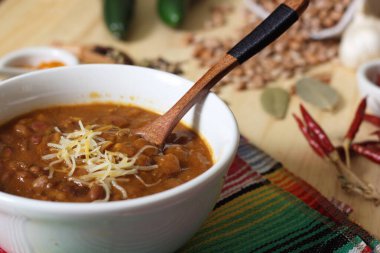 Arka planda biberli, baharatlı ve kuru fasulyeli Pinto fasulyeli bir kase biber.