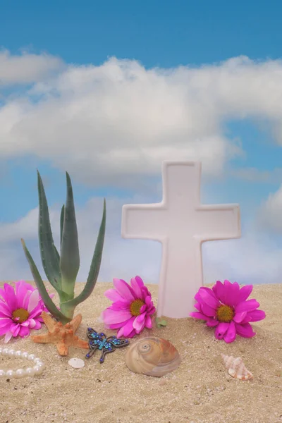 Coquilles Mer Fleur Sur Sable Avec Croix Coucher Soleil — Photo