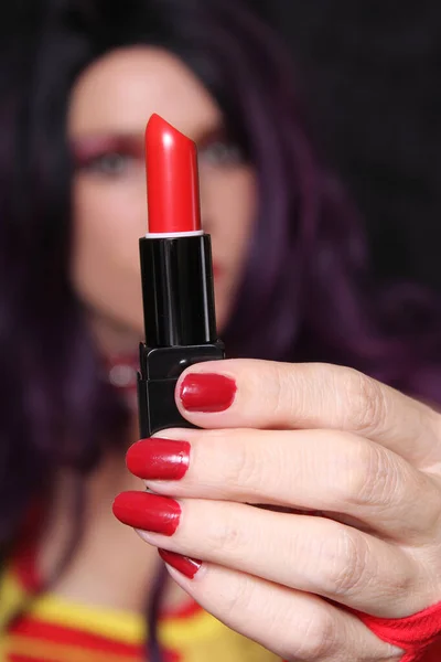 Mulher Com Unhas Vermelhas Segurando Batom Vermelho Raso Dof — Fotografia de Stock