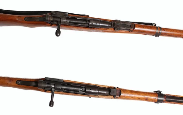 第二次世界大戦中の日本製有坂ライフルの2種類 母との1つは削除され 1つは無傷菊 — ストック写真