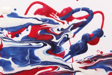 Kırmızı, Beyaz ve Mavi Tırnak cilası Beyaz üzerine döküldü