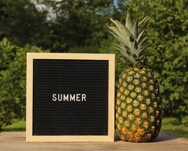 Fresh Pineapple Outdoors Summer Sale Signboard Garden Background Shallow Dof — Stock Photo, Image
