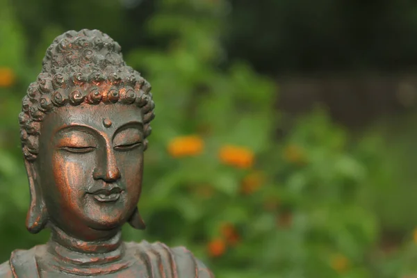 Estatua Buda Jardín Con Flores Borrosas Fondo —  Fotos de Stock