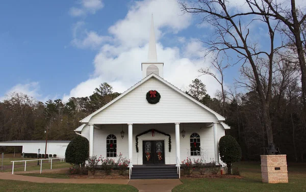 得克萨斯州东部农村的白色小教堂 圣诞装饰和蓝天 — 图库照片