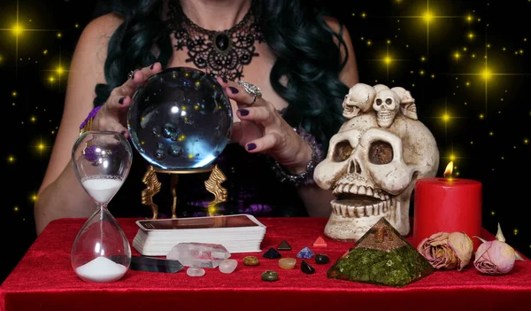 Psíquico Femenino Con Bola Cristal Cartas Del Tarot Shallow Dof — Foto de Stock