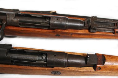 2. Dünya Savaşı 'ndan kalma Japon Arisaka tüfeklerinin iki versiyonu. Biri İmparatorluk Anne 'si çıkarılmış, diğeri de sağlam kasımpatı ile.