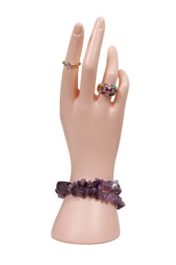 Beyaz Arkaplanda Yüzüklü ve Bilezikli Manken El