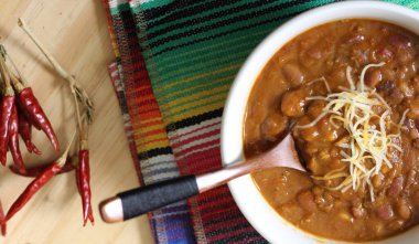 Arka planda biberli, baharatlı ve kuru fasulyeli Pinto fasulyeli bir kase biber.