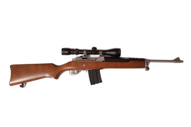 Dürbünü ve şarjörü beyaz arkaplanda izole edilmiş klasik yarı otomatik tüfek