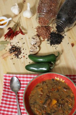 Yaban pilavlı mantar ve biber çorbası. Tatlı Bell Peppers ve Hafif Jalapenos karışımı.