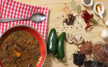 Yaban pilavlı mantar ve biber çorbası. Tatlı Bell Peppers ve Hafif Jalapenos karışımı.