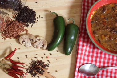 Yaban pilavlı mantar ve biber çorbası. Tatlı Bell Peppers ve Hafif Jalapenos karışımı.