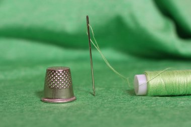 Yeşil İplik, Yüksük ve İğne Makarnası Yeşil Kumaşa Yaklaş