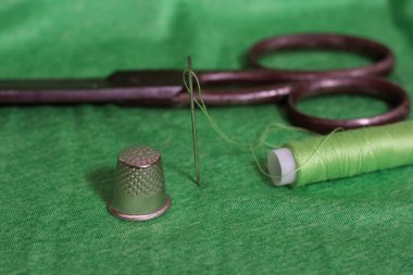 Yeşil İplik, Yüksük ve İğne Makarnası Yeşil Kumaşa Yaklaş