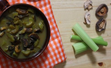 Köy Mutfağında Baharatlı Sebze Çorbası ve Kereviz Çorbası