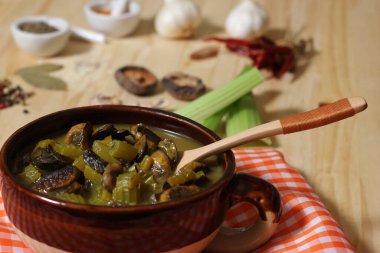 Köy Mutfağında Baharatlı Sebze Çorbası ve Kereviz Çorbası