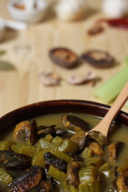 Köy Mutfağında Baharatlı Sebze Çorbası ve Kereviz Çorbası