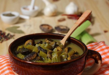 Köy Mutfağında Baharatlı Sebze Çorbası ve Kereviz Çorbası