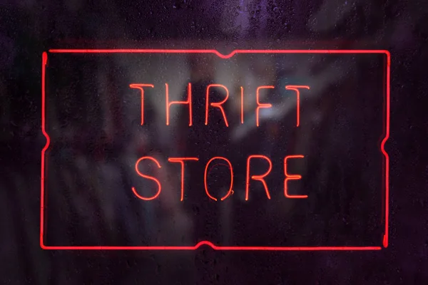 Знак Винтажного Магазина Neon Thrift Store Окне Rainy Store — стоковое фото