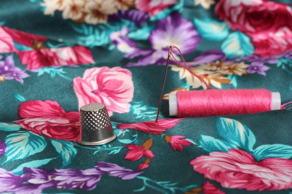 Fingerhut Mit Nadel Und Rosa Faden Auf Vintage Floral Satin — Stockfoto