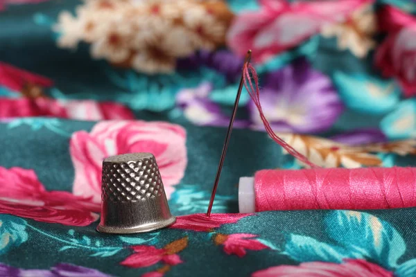 Thimble Βελόνα Και Ροζ Νήμα Vintage Floral Satin Ύφασμα Πράσινο — Φωτογραφία Αρχείου