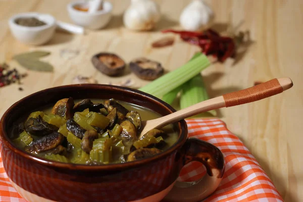 Köy Mutfağında Baharatlı Sebze Çorbası ve Kereviz Çorbası