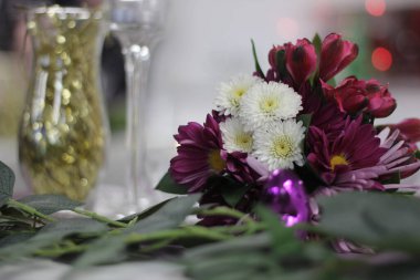 Küçük Kırsal Düğün Etkinliğinde Çiçek Masa Dekorasyonları