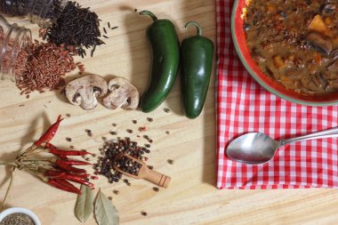 Yaban pilavlı mantar ve biber çorbası. Tatlı Bell Peppers ve Hafif Jalapenos karışımı.