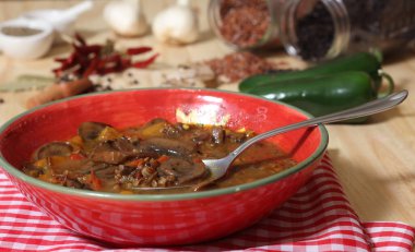 Yaban pilavlı mantar ve biber çorbası. Tatlı Bell Peppers ve Hafif Jalapenos karışımı.