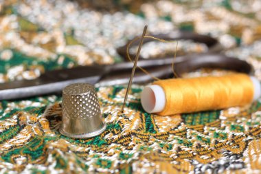 Orta Doğu 'dan Kaliteli Kumaş Üzerine Altın İplik ve Yüksük