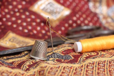 Orta Doğu 'dan Kaliteli Kumaş Üzerine Altın İplik ve Yüksük