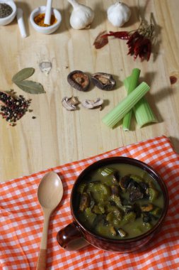 Yürekli mantar ve baharatlı sebze çorbası.