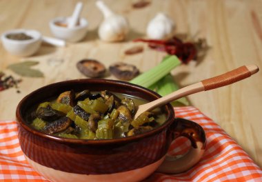 Yürekli mantar ve baharatlı sebze çorbası.