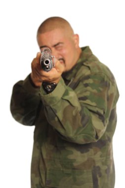 Kamuflajlı Adam, Beyaz Arkaplanda İzole Edilmiş Silah Tutuyor