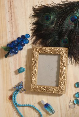 Mavi Mücevher ve Tavuskuşu Tüyleri Tahta Masada Altın Resim Çerçevesi