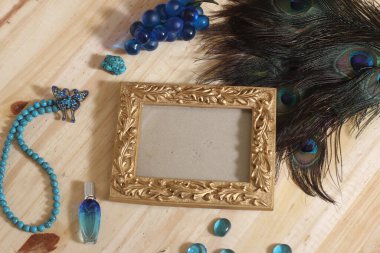 Mavi Mücevher ve Tavuskuşu Tüyleri Tahta Masada Altın Resim Çerçevesi