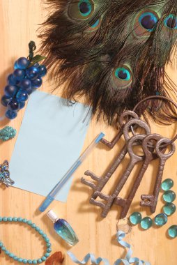 Etrafı Tavuskuşu Tüyleri ve Mücevherleriyle çevrili Masa Kağıdı ve Kalemi