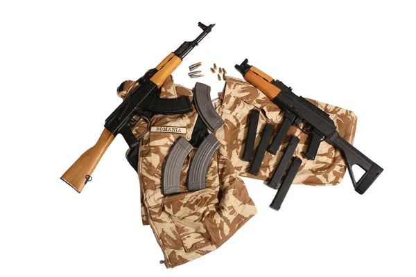 Pistola Rumena Ak47 Ak47 Sull Uniforme Militare Rumena Sfondo Bianco — Foto Stock