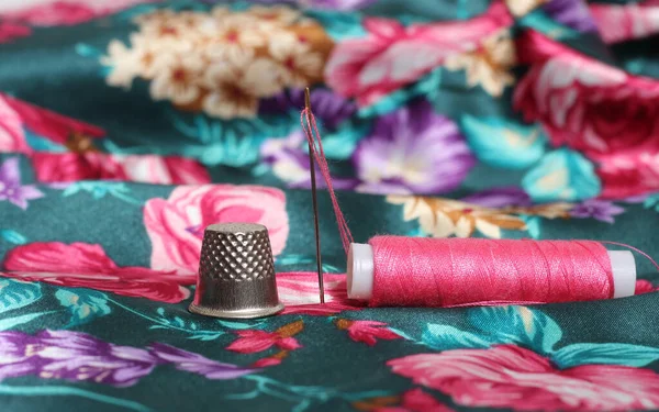 古色古香花缎织物绿 粉红的针头和粉红线顶针 — 图库照片