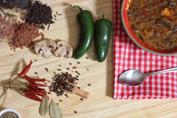 Yaban pilavlı mantar ve biber çorbası. Tatlı Bell Peppers ve Hafif Jalapenos karışımı.