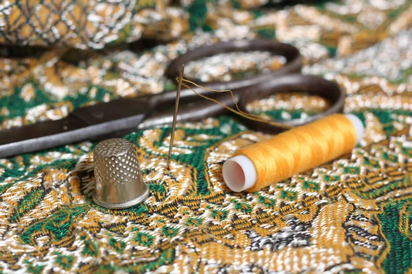 Carretel Fio Dourado Dedal Tecido Vintage Oriente Médio — Fotografia de Stock